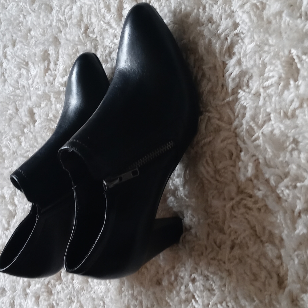 Rialto black shooties. Never wore. 8